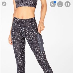 NWT Fabletics Mila Pocket Capri Leggings & Bra set